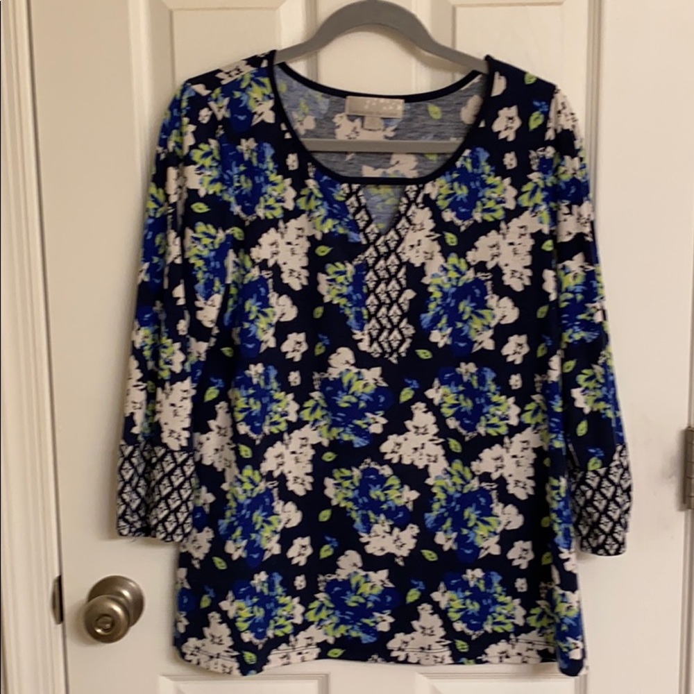 Carolyn Taylor Blue Floral Print Top Front Keyhole Opening Size Medium